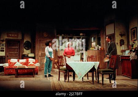 l-r: Valerie Buchanan (Ruth Young), Isabelle Lucas (Lena Young / Mama), Michael Buffong (Joseph Asagai) dans Une RAISINS AU SOLEIL par Lorraine Hansberry au Palace Theatre, Watford, Angleterre 15/11/1989 Design: Martin Johns éclairage: Leonard Tucker directeur: Lou Stein Banque D'Images