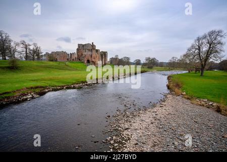 Château de Brougham sur la rivière Eamont à Penrith, Cumbria, Angleterre. Banque D'Images