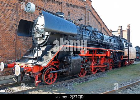 23 mars 2022, Saxe-Anhalt, Staßfurt: Des véhicules historiques de l'ancien Reichsbahn allemand sont dans les locaux de l'Eisenbahnfreunde Traditionsbahnbetriebswerk Stassfurt e.V. de la cabine sur une locomotive à vapeur à l'exposition des véhicules routiers historiques, le club offre une variété pour les fans de la voie ferrée. Photo: Peter Gercke/dpa-Zentralbild/ZB Banque D'Images