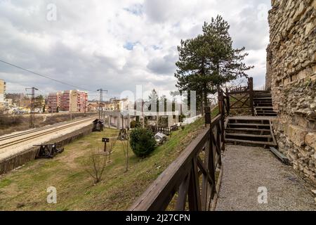 Les ruines de la forteresse médiévale en pierre de Kaleto située près de la ville de Mezdra en Bulgarie. Banque D'Images