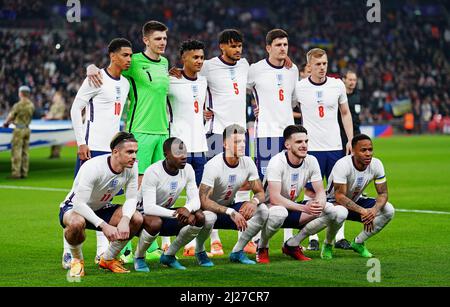 Rangée arrière, de gauche à droite, Jude Bellingham, Nick Pope, Ollie Watkins, Tyrone Mings, Harry Maguire et James Ward-Prowse. Première rangée, de gauche à droite, Jack Grealish, Tyrick Mitchell, Ben White, Declan Rice et Raheem Sterling s'alignent avant le match international amical au stade Wembley, Londres. Date de la photo: Mardi 29 mars 2022. Banque D'Images