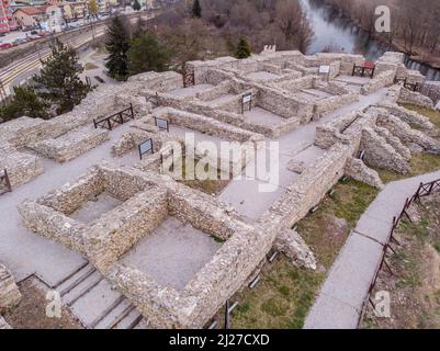 Les ruines de la forteresse médiévale en pierre de Kaleto située près de la ville de Mezdra en Bulgarie. Banque D'Images