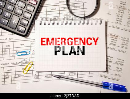 Texte d'annonce d'écriture montrant Plan d'urgence. Concept d'une protection en cas de sinistre écrit sur tablette, fond de bois avec une note adhésive Banque D'Images