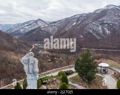 Monument Diado Yotso gleda situé dans la région de Vratsa près du village d'Ochindol en Bulgarie. Personne âgée regardant le chemin de fer au loin. Banque D'Images