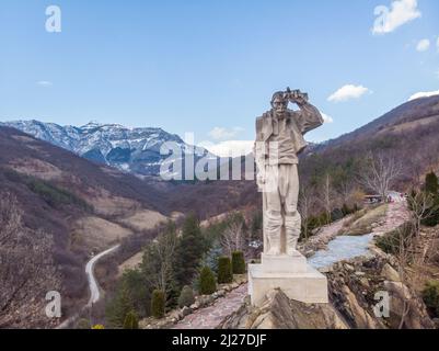 Monument Diado Yotso gleda situé dans la région de Vratsa près du village d'Ochindol en Bulgarie. Personne âgée regardant le chemin de fer au loin. Banque D'Images