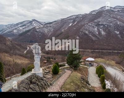 Monument Diado Yotso gleda situé dans la région de Vratsa près du village d'Ochindol en Bulgarie. Personne âgée regardant le chemin de fer au loin. Banque D'Images