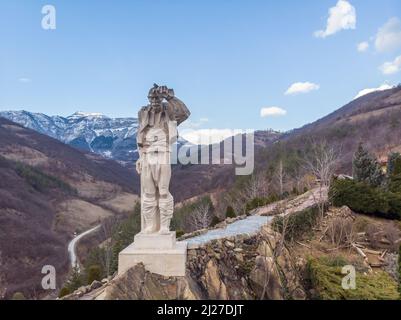 Monument Diado Yotso gleda situé dans la région de Vratsa près du village d'Ochindol en Bulgarie. Personne âgée regardant le chemin de fer au loin. Banque D'Images