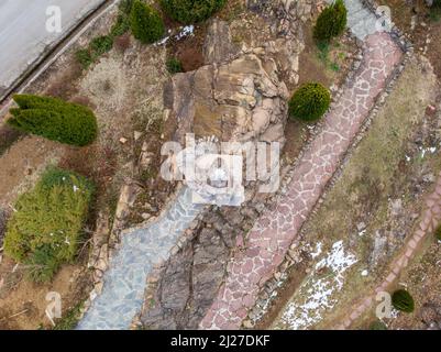 Monument Diado Yotso gleda situé dans la région de Vratsa près du village d'Ochindol en Bulgarie. Personne âgée regardant le chemin de fer au loin. Banque D'Images