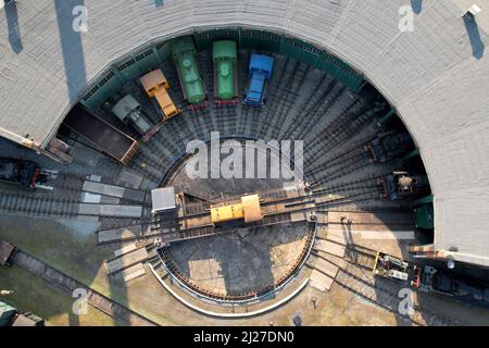 23 Mars 2022, Saxe-Anhalt, Staßfurt: Vue avec un drone sur le roundhouse, le Eisenbahnfreunde Traditionsbahnbetriebswerk Stassfurt e.V. de la cabine sur une locomotive à vapeur à l'exposition des véhicules routiers historiques, le club offre une variété pour les fans du chemin de fer. Photo: Peter Gercke/dpa-Zentralbild/ZB Banque D'Images