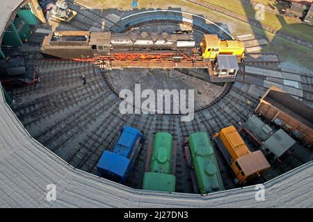 23 Mars 2022, Saxe-Anhalt, Staßfurt: Vue avec un drone sur le roundhouse, le Eisenbahnfreunde Traditionsbahnbetriebswerk Stassfurt e.V. de la cabine sur une locomotive à vapeur à l'exposition des véhicules routiers historiques, le club offre une variété pour les fans du chemin de fer. Photo: Peter Gercke/dpa-Zentralbild/ZB Banque D'Images