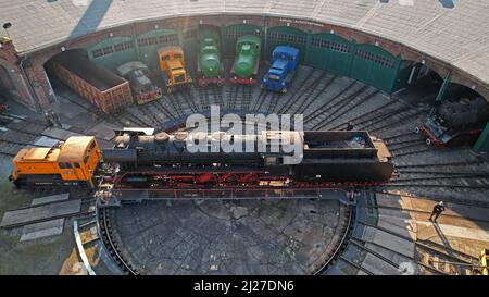 23 Mars 2022, Saxe-Anhalt, Staßfurt: Vue avec un drone sur le roundhouse, le Eisenbahnfreunde Traditionsbahnbetriebswerk Stassfurt e.V. de la cabine sur une locomotive à vapeur à l'exposition des véhicules routiers historiques, le club offre une variété pour les fans du chemin de fer. Photo: Peter Gercke/dpa-Zentralbild/ZB Banque D'Images