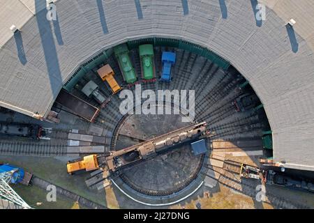 23 Mars 2022, Saxe-Anhalt, Staßfurt: Vue avec un drone sur le roundhouse, le Eisenbahnfreunde Traditionsbahnbetriebswerk Stassfurt e.V. de la cabine sur une locomotive à vapeur à l'exposition des véhicules routiers historiques, le club offre une variété pour les fans du chemin de fer. Photo: Peter Gercke/dpa-Zentralbild/ZB Banque D'Images