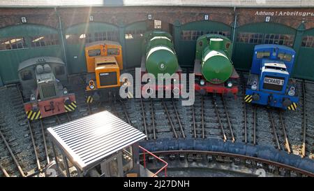 23 Mars 2022, Saxe-Anhalt, Staßfurt: Vue avec un drone sur le roundhouse, le Eisenbahnfreunde Traditionsbahnbetriebswerk Stassfurt e.V. de la cabine sur une locomotive à vapeur à l'exposition des véhicules routiers historiques, le club offre une variété pour les fans du chemin de fer. Photo: Peter Gercke/dpa-Zentralbild/ZB Banque D'Images