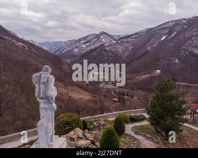 Monument Diado Yotso gleda situé dans la région de Vratsa près du village d'Ochindol en Bulgarie. Personne âgée regardant le chemin de fer au loin. Banque D'Images