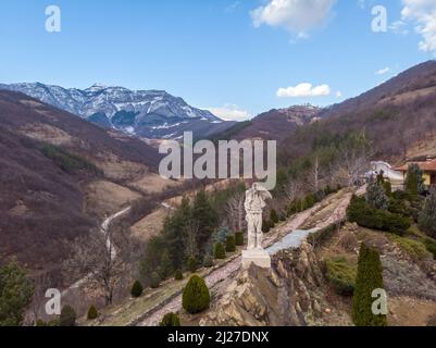 Monument Diado Yotso gleda situé dans la région de Vratsa près du village d'Ochindol en Bulgarie. Personne âgée regardant le chemin de fer au loin. Banque D'Images