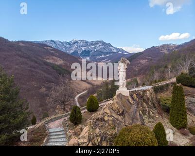 Monument Diado Yotso gleda situé dans la région de Vratsa près du village d'Ochindol en Bulgarie. Personne âgée regardant le chemin de fer au loin. Banque D'Images