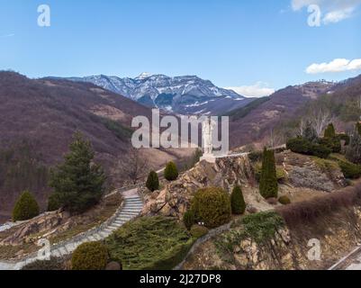 Monument Diado Yotso gleda situé dans la région de Vratsa près du village d'Ochindol en Bulgarie. Personne âgée regardant le chemin de fer au loin. Banque D'Images