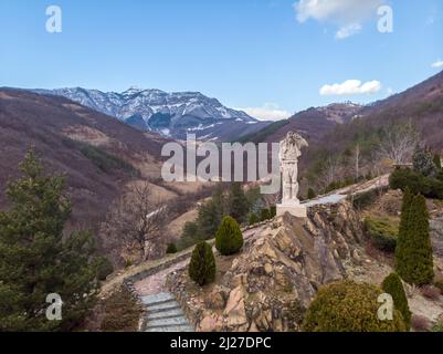 Monument Diado Yotso gleda situé dans la région de Vratsa près du village d'Ochindol en Bulgarie. Personne âgée regardant le chemin de fer au loin. Banque D'Images