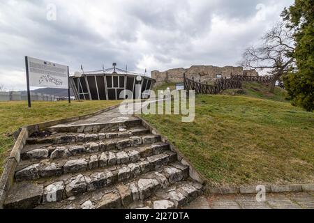 Les ruines de la forteresse médiévale en pierre de Kaleto située près de la ville de Mezdra en Bulgarie. Banque D'Images