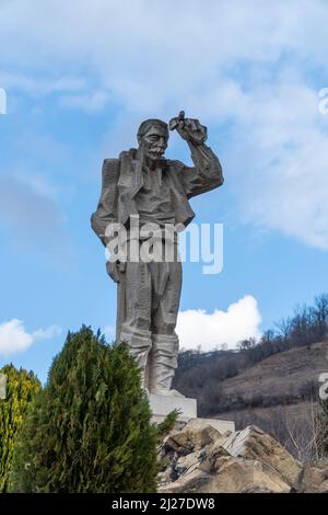 Monument Diado Yotso gleda situé dans la région de Vratsa près du village d'Ochindol en Bulgarie. Personne âgée regardant le chemin de fer au loin. Banque D'Images