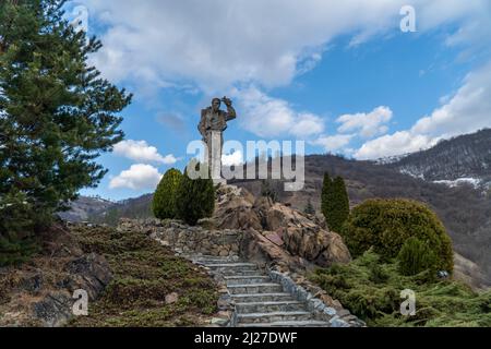 Monument Diado Yotso gleda situé dans la région de Vratsa près du village d'Ochindol en Bulgarie. Personne âgée regardant le chemin de fer au loin. Banque D'Images