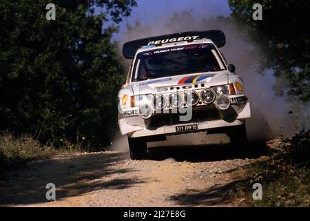 ARI Vatanen (fin) Terry Harryman (GBR) Peugeot 205 T16 E2 GRB Peugeot Talbot Sport voiture d'ouverture Banque D'Images