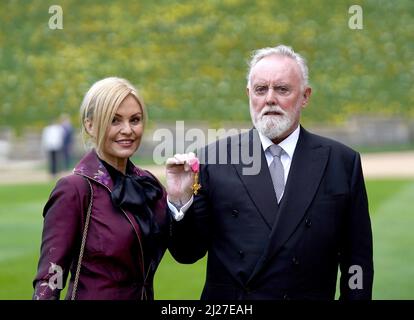 Le batteur de la reine Roger Taylor avec sa femme Sarina, après avoir été fait OBE par le prince de Galles lors d'une cérémonie d'investiture au château de Windsor. Date de la photo: Mercredi 30 mars 2022. Banque D'Images