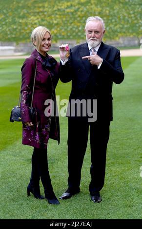 Le batteur de la reine Roger Taylor avec sa femme Sarina, après avoir été fait OBE par le prince de Galles lors d'une cérémonie d'investiture au château de Windsor. Date de la photo: Mercredi 30 mars 2022. Banque D'Images