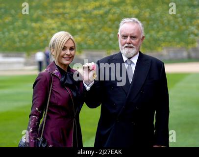 Le batteur de la reine Roger Taylor avec sa femme Sarina, après avoir été fait OBE par le prince de Galles lors d'une cérémonie d'investiture au château de Windsor. Date de la photo: Mercredi 30 mars 2022. Banque D'Images