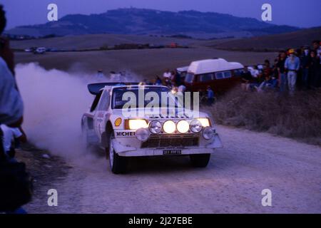 ARI Vatanen (fin) Terry Harryman (GBR) Peugeot 205 T16 E2 GRB Peugeot Talbot Sport voiture d'ouverture Banque D'Images