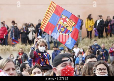 Barcelone, Espagne. 30th mars 2022. Les fans de Barcelone attendent l'équipe pendant le match de l'UEFA Women's Champions League entre Barcelone et R.Madrid au stade Camp Nou à Barcelone, Espagne. Rama Huerta/SPP crédit: SPP Sport presse photo. /Alamy Live News Banque D'Images