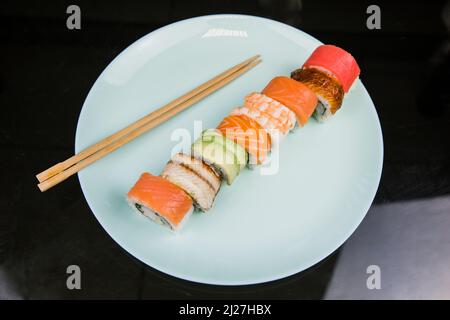 assortiment de sushis avec différentes garnitures sur une assiette cuisine japonaise Banque D'Images
