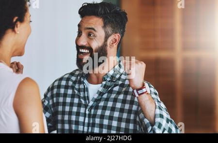 Les bonnes nouvelles s'améliorent lorsqu'elles sont partagées. Photo d'un couple aimant célébrant ensemble de bonnes nouvelles à la maison. Banque D'Images