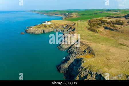 Vue aérienne du drone du phare de Killantringan près de Portpatrick sur la voie sud de l'Upland à Dumfries et Galloway, Écosse, Royaume-Uni Banque D'Images