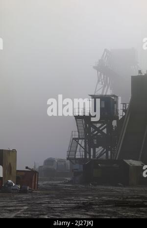 Les wagons de train à grande vitesse retirés 43053 43070 43079 dans la brume de Sims Metals, à Newport docks, dans le sud du pays de Galles, attendent d'être coupés pour la ferraille Banque D'Images