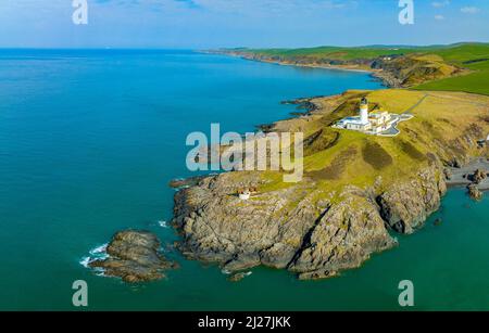 Vue aérienne du drone du phare de Killantringan près de Portpatrick sur la voie sud de l'Upland à Dumfries et Galloway, Écosse, Royaume-Uni Banque D'Images