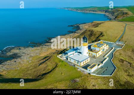 Vue aérienne du drone du phare de Killantringan près de Portpatrick sur la voie sud de l'Upland à Dumfries et Galloway, Écosse, Royaume-Uni Banque D'Images