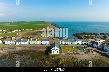 Vue aérienne du drone d'une rangée de maisons dans le village et le port de l'île de Whithorn à Dumfries et Galloway, Écosse, Royaume-Uni Banque D'Images