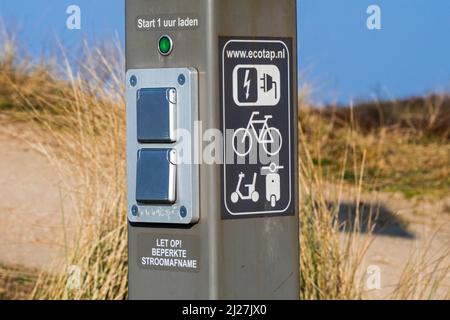 Station de charge e-bike Ecotab / chargeur EV pour vélos électriques le long de la piste cyclable dans les dunes de Nieuwvliet, Zeeland, pays-Bas Banque D'Images