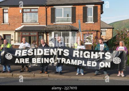 14/08/2010, Crumlin Road, Belfast, Irlande du Nord. Les résidents d'Ardoyne tiennent une bannière de protestation disant que « les droits des résidents sont piétinés » Banque D'Images