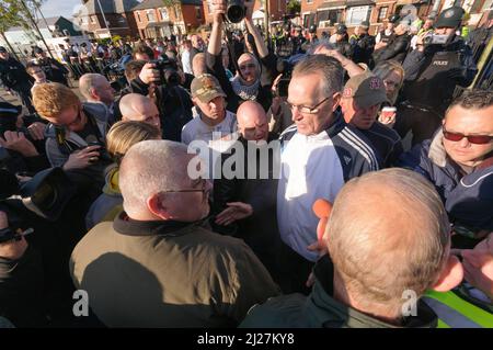 14/08/2010, Crumlin Road, Belfast, Irlande du Nord. Gerry Kelly (Sinn Fein) tente de raisonner avec le militant politique Martin og Meehan pour appeler à une protestation des résidents d'Ardoyne contre le défilé des apprentis garçons de Derry. Banque D'Images