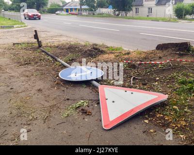 Voronezh, Russie - 13 juillet 2020 : panneau de signalisation routière en descente se trouve sur le côté de la route Banque D'Images