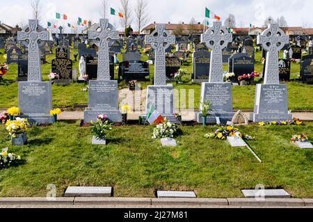 04/04/2010, cimetière de Derry City, Londonderry. Tombes républicaines en forme de croix celtiques en mémoire des volontaires de l'IRA. Banque D'Images