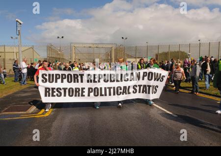 04/07/2010, Maghaberry, Lisburn, Irlande du Nord. Le groupe républicain Eirigi démontrera les conditions de détention au HMP Maghaberry. Banque D'Images
