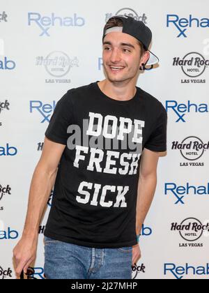 **PHOTO DE FICHIER** Tom Parker de The Wanted est décédé à 33. LAS VEGAS, NV - avril 27 : Tom Parker photographié comme le spectacle recherché à REHAB Pool Party au Hard Rock Hotel & Casino de Las Vegas, NV le 27 avril 2014. Crédit: Crédit: Erik Kabik Photographie/MediaPunch ***COUVERTURE DE MAISON*** Banque D'Images