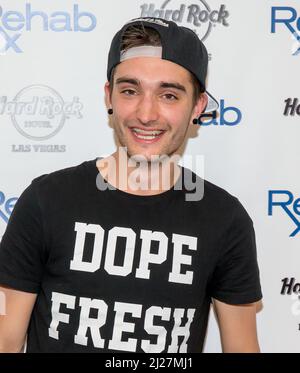 **PHOTO DE FICHIER** Tom Parker de The Wanted est décédé à 33. LAS VEGAS, NV - avril 27 : Tom Parker photographié comme le spectacle recherché à REHAB Pool Party au Hard Rock Hotel & Casino de Las Vegas, NV le 27 avril 2014. Crédit: Crédit: Erik Kabik Photographie/MediaPunch ***COUVERTURE DE MAISON*** Banque D'Images