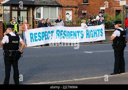 11/08/2012, Belfast, Irlande du Nord. Les manifestants tiennent une bannière pour protester contre le défilé des apprentis garçons de Derry qui s'est déroulé paisiblement Banque D'Images