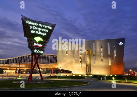 Palacio de Ferias y Congresos de Málaga (Centre de conférences et d'expositions) Bâtiment moderne extérieur au crépuscule à Malaga Andalousie Espagne. Banque D'Images