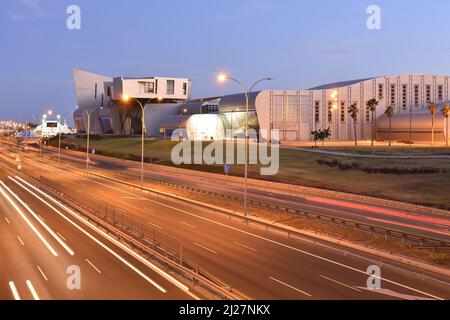 Palacio de Ferias y Congresos de Málaga (Centre de conférences et d'expositions) Bâtiment moderne extérieur et autoroute au crépuscule à Malaga Andalousie Espagne. Banque D'Images