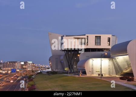 Palacio de Ferias y Congresos de Málaga (Centre de conférences et d'expositions) Bâtiment moderne extérieur et autoroute au crépuscule à Malaga Andalousie Espagne. Banque D'Images